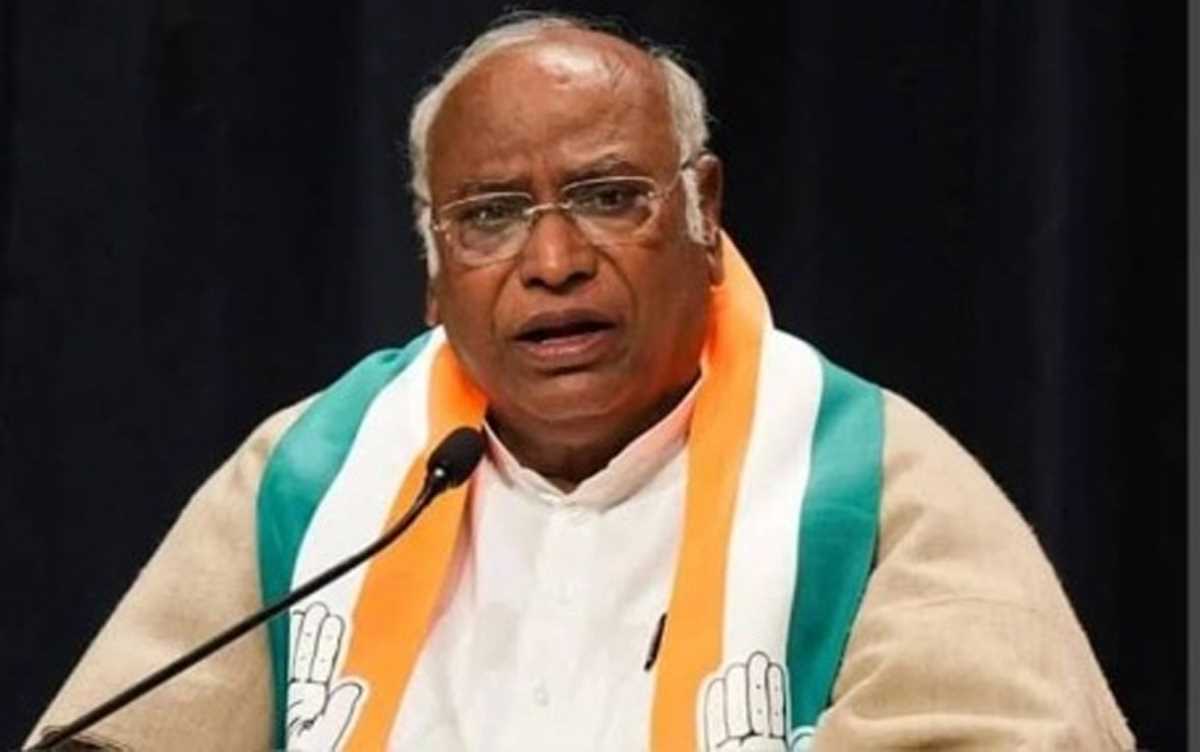 मोदी जी अगर चाय बेचते थे तो मैं भी मजदूरी करता था : खड़गे